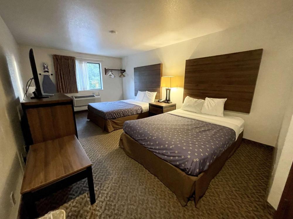 Queen Room with Two Queen Beds - Pet-Friendly/Non-Smoking interior