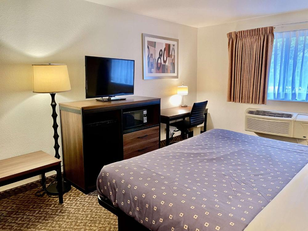 King Room - Non-Smoking interior